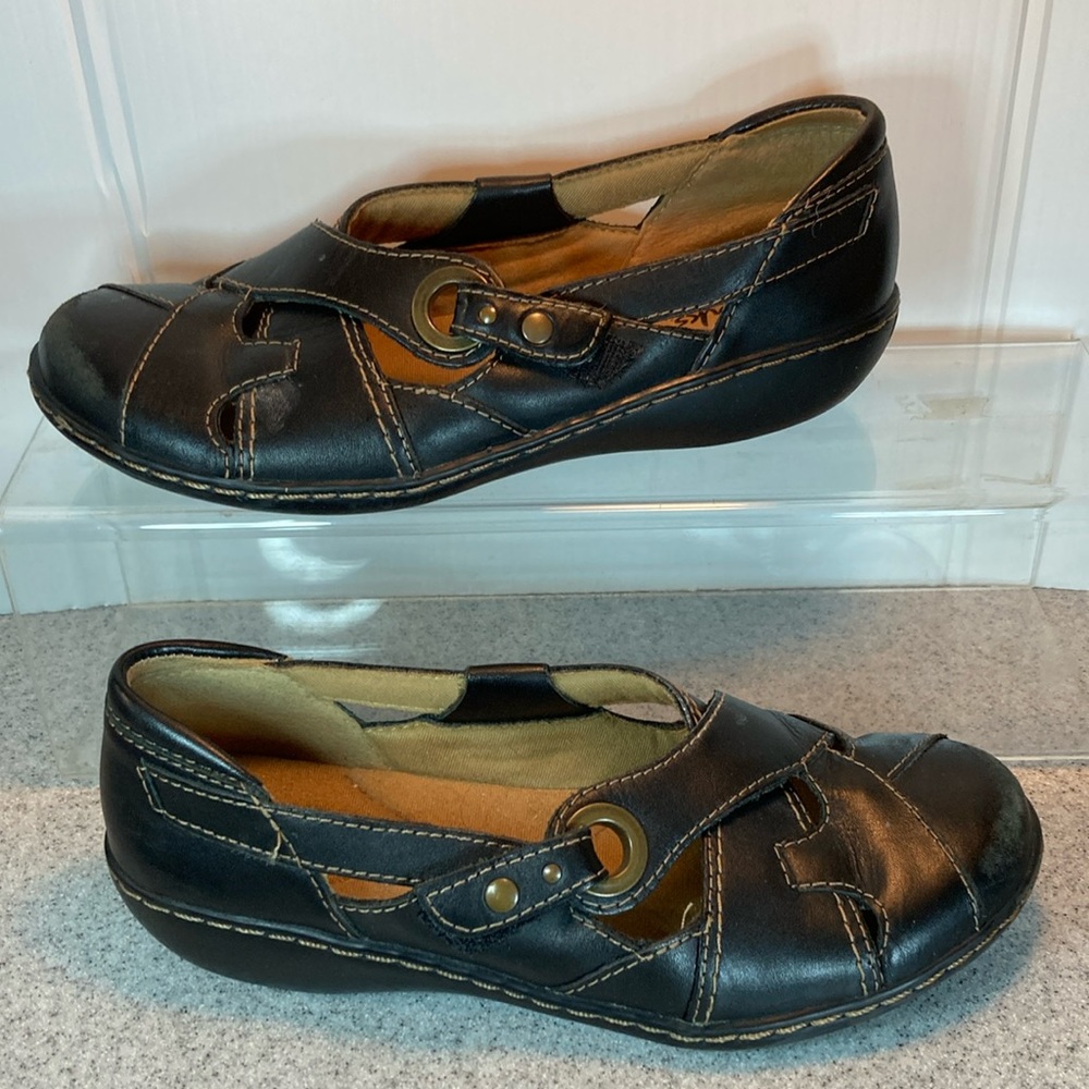 Dark chocolate brown Clark’s flats with side buckle. Size 7 box 9